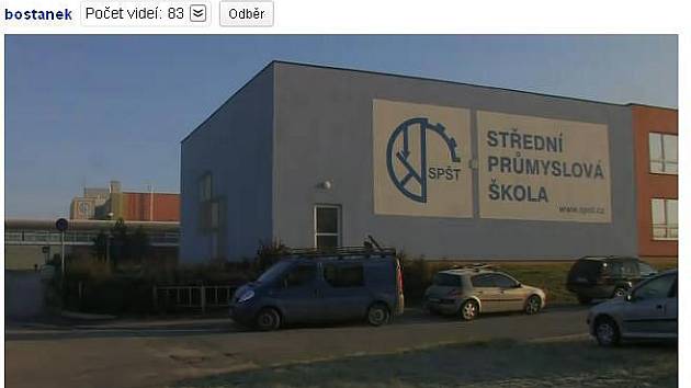 První a zatím poslední český LipDup na internetu ukazuje záběry na obří prostory školy, jimiž kamera projíždí a snímá v nich různé skotačící a zpívající kostýmované skupinky studentů. 