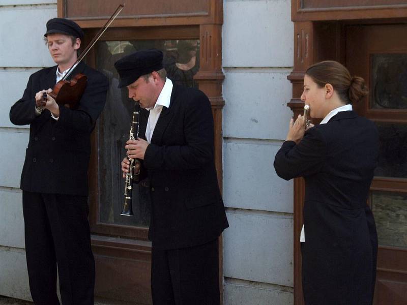 Poslední den festivalu zahájila skupina Létající rabín pouličním vystoupením.