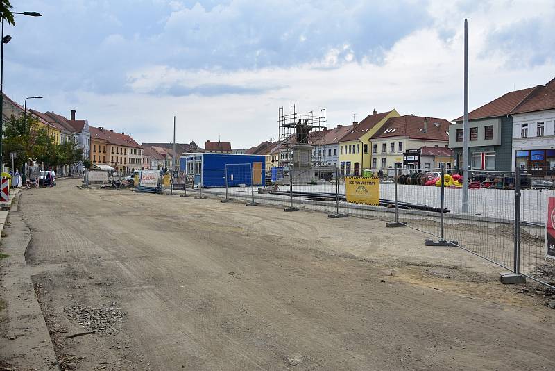 Revitalizace Karlova náměstí v Třebíči se přesunula na spodní stranu, na horní straně mezitím dláždí chodníky a cesty