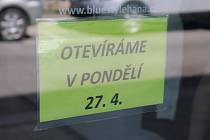 Pokud nedojde na poslední chvíli ke změně, v pondělí 27. dubna otevřou další obchody.