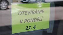 Pokud nedojde na poslední chvíli ke změně, v pondělí 27. dubna otevřou další obchody.