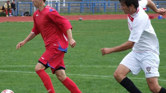 Starší dorostenci HFK Třebíč (v červeném) zahodili v Kyjově řadu šancí a vyšli střelecky naprázdno.