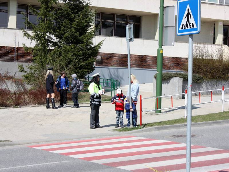 Dopravně bezpečnostní akce s názvem „Zebra se za Tebe nerozhlédne“, se uskutečnila ve středu od sedmi do osmi hodin ráno a od dvanácti do jedné hodiny odpoledne u přechodu pro chodce u Základní školy Kpt. Jaroše v Třebíči.