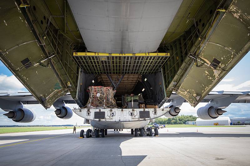 Bezpilotní letoun Reaper pro cvičení Ample Strike přistál na letišti v Ostravě Mošnově, do ČR ho v kontejnerech přepravil obří Lockheed C-5 Galaxy. Teď už je na základně v Náměšti.