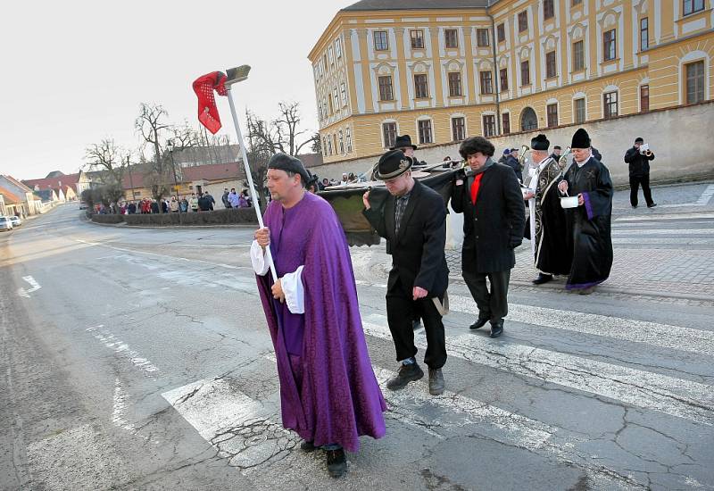 V Jaroměřicích nad Rokytnou na Třebíčsku uspořádali v sobotu velkolepý smuteční průvod. 