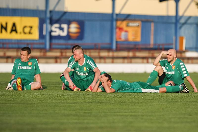 Velký Beranov (v bílém) vyhrál finále krajského fotbalového poháru nad Rapoticemi (na snímku) po penaltovém rozstřelu.