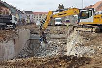 Na Karlově náměstí v Třebíči pokračuje rozsáhlá revitalizace. Práce by měly být hotové příští rok na podzim.