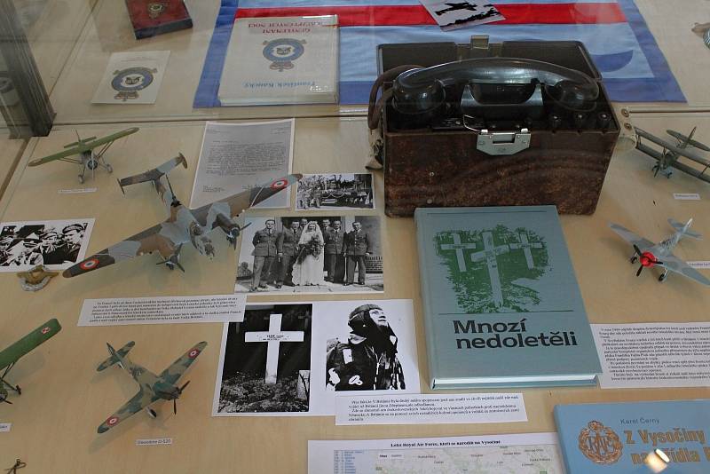 Muzeum československých letců v RAF a expozice starých motocyklů na zámku v Polici u Jemnice.