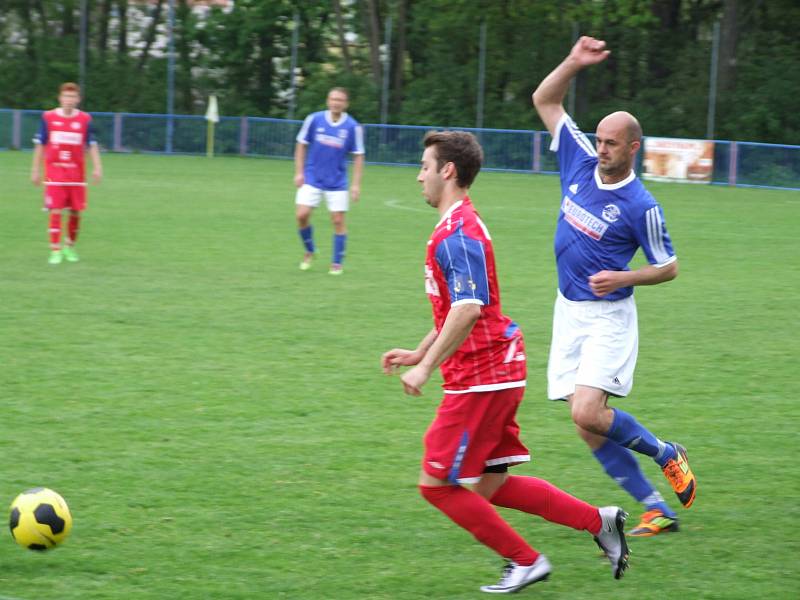 Juniorka HFK Třebíč (v červeném) prohrávala po první půli s Třeští 1:3 a ztrátu už po přestávce nedohnala.