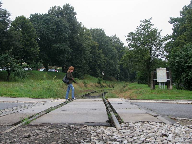 Na trati mezi Krahulovem a Zastávkou u Brna probíhá revitalizace trati. V některých místech koleje úplně chybí.