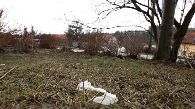 Naprosto nechutné! Tak komentují výstavku použitých kondomů plných neznámé tekutiny obyvatelé Tkalcovské ulice v Třebíči.