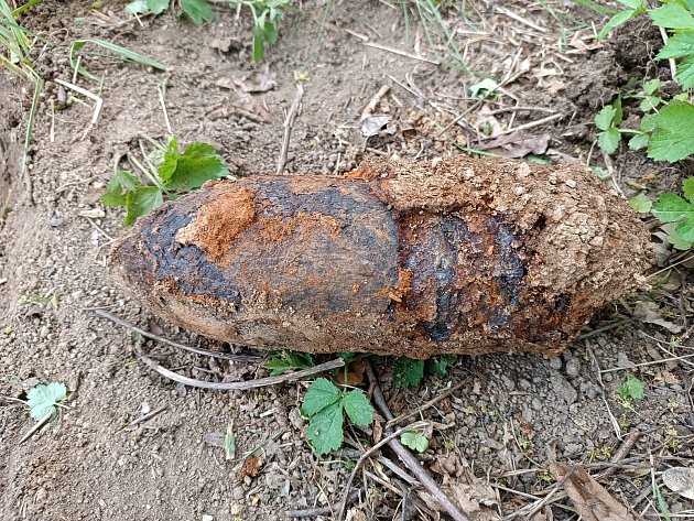 Hledač kovů našel u Koněšína dělostřelecký granát. Pyrotechnik munici odstřelil