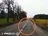 Jedna z fotografií úseku krajské silnice II/360 poblíž Trnavy směrem k náramečské křižovatce. Je z portálu Výmoly.cz, kam řidiči umisťují snímky nejrozbitějších silnic.