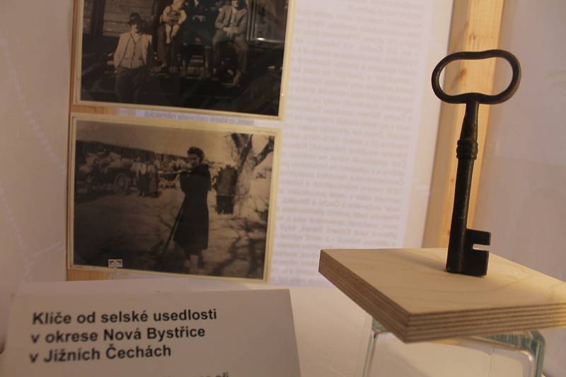 Výstavu Pomalu začalo být zase dobře je nyní možné vidět v zámeckých konírnách v Moravských Budějovicích. Její součástí jsou vzpomínky vystěhovaných českých Němců, předměty, které se vážou k jejich nucenému odchodu z Československa, a také to, čím si dodn