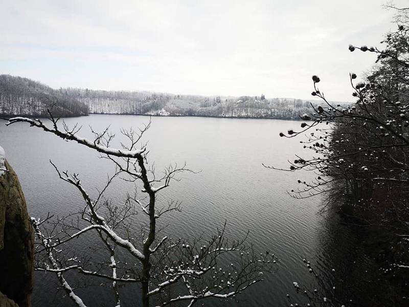 Putování po březích Dalešické přehrady. Podívejte se na fotografie