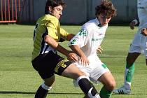 Fotbalisté Přibyslavic (ve světlém) v rámci 21. kola I. A třídy prohráli ve Velkém Meziříčí s místní juniorkou a spolu s Šebkovicemi, které prohrály v Budišově, jako jediní zástupci z Třebíčska vyšli bodově naprázdno.