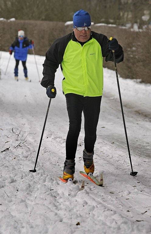 První běžkaři se od pátku prohánějí ve strojově upravovaných stopách za třebíčskou poliklinikou. Rolba se speciálním zařízením na vytlačování stop projela okruh směrem k Pekelnému kopci, Slavicím a Sádku.