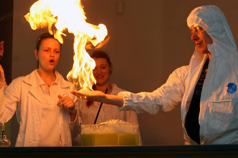 V Ekotechnickém centru Alternátor v pátek hořel oheň a bublaly chemikálie. Centrum představilo novinku ve svém programu, zábavné pokusy pro děti i dospělé.