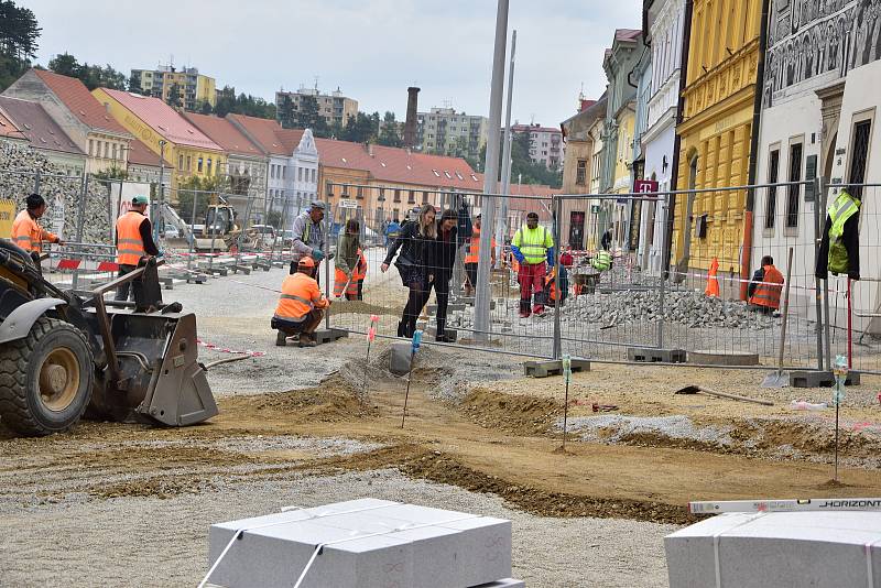 Revitalizace Karlova náměstí v Třebíči se přesunula na spodní stranu, na horní straně mezitím dláždí chodníky a cesty