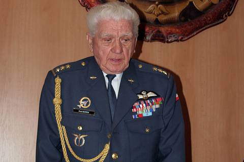 Emil Boček v Třebíči 4. května 2006 při odhalení pamětní desky třebíčským rodákům, kteří stejně jako on bojovali v RAF. Tehdy si vzal slovo a do nejmenších detailů popsal svůj útěk z protektorátu do Maďarska.