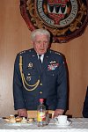Emil Boček v Třebíči 4. května 2006 při odhalení pamětní desky třebíčským rodákům, kteří stejně jako on bojovali v RAF. Tehdy si vzal slovo a do nejmenších detailů popsal svůj útěk z protektorátu do Maďarska.