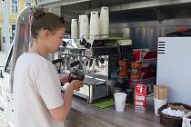Nový mobilní stánek v Třebíči umožňuje, aby zákazníci obsluze při přípravě kávy nahlíželi doslova přes rameno.