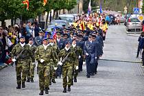 Slavnostní nástup spolků a armády během oslav sto let povýšení Náměště nad Oslavou na město.