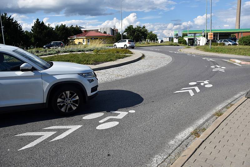 Piktogramy zdobí kruhový objezd mezi ulicemi Míčova a Velkomeziříčská, před benzinovou pumpou. Postupně se ale objeví i na dalších silnicích ve městě