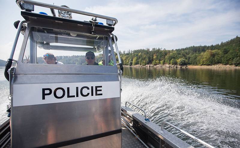 Policejní hlídka na Dalešické přehradě.