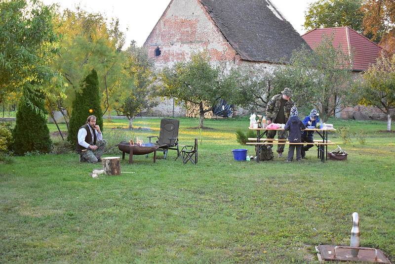 Pánové už mají odvoleno, a tak se pustili do opékání špekáčků.