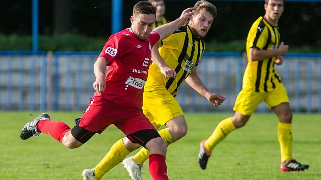 Fotbalisté HFK Třebíč (v červeném) mají pro jarní část krajského přeboru jediný cíl. Záchranu soutěže pro své nástupce.