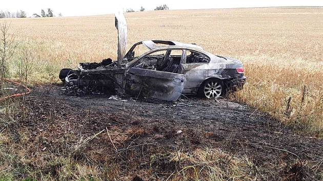 U Vladislavi se střetla dvě auta, jeden z vozů začal po nehodě hořet