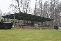 Během zimní přestávky získalo hřiště 1. FC Jemnicko zbrusu novou krytou tribunu.