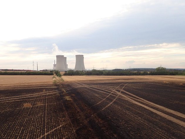 Požár pole v sousedství jaderné elektrárny ji neohrozil