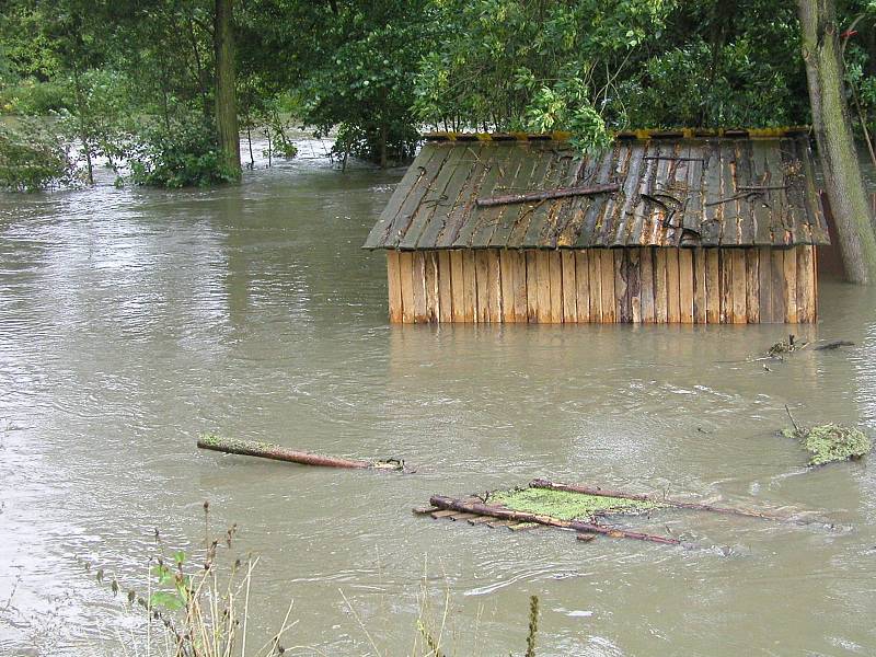 Povodně v roce 2002 na Třebíčsku. Rozvodněná řeka Rokytná.