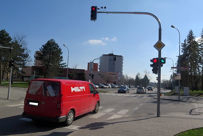 Auto vjíždí do křižovatky Znojemská-Demlova-Okrajová na červenou, ale zároveň i na zelenou. Platí ta druhá barva. Zelená šipka povoluje směr vpřed, červená zakazuje odbočení doleva.