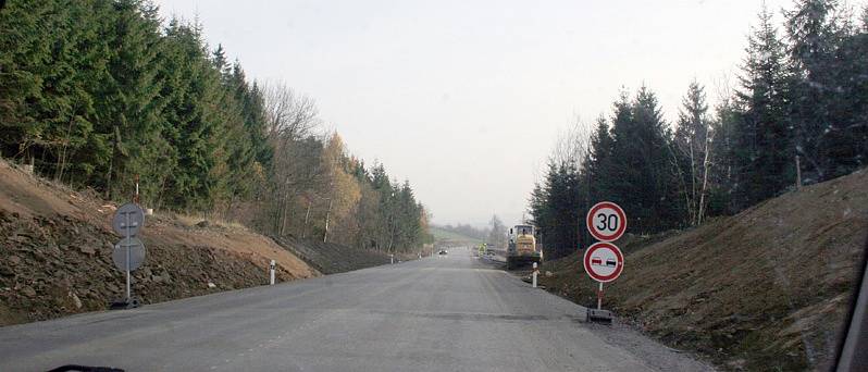 Nově opravený úsek silnice mezi Zašovicemi a Okříškami