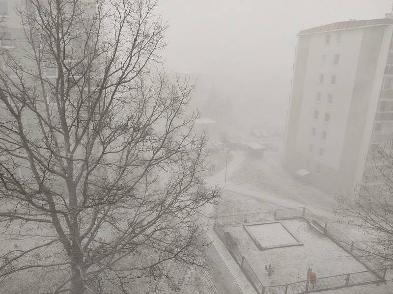Sněžení v úterý dopoledne v Třebíči.