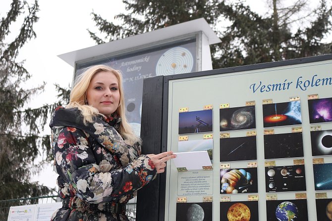 Kristýna Jelečková z třebíčské hvězdárny ukazuje jeden z panelů nového naučného astronomického koutku, který  je dobře přístupný veřejnosti.