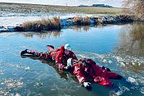 Cvičení hasičů dukovanské jaderné elektrárny, kteří na rybníce v Rouchovanech trénují záchranu člověka, pod nímž se prolomila zamrzlá hladina.