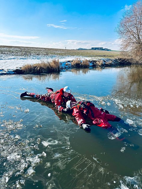 FOTO: Záchrana tonoucího z rybníka. Dukovanští hasiči cvičili v Rouchovanech