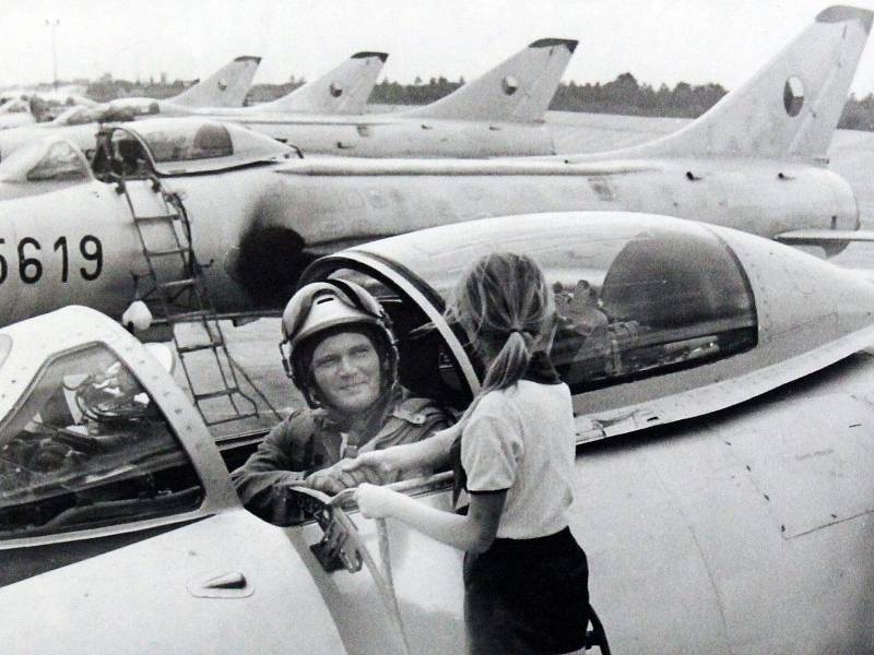 Dívka a pilot. Žákyně základní školy z Náměště nad Oslavou vítá pilota letounu Su-7 po návratu z ostrých střeleb.