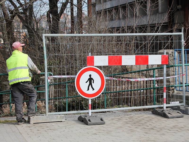 Stavbu z poloviny osmdesátých let začal doslova rozstříhávat speciální stroj.