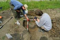 Tým archeologů bádal ve Lhánicích již podruhé. Díky výkopovým pracím na elektrofikaci nalezl loni žárový hrob, podobný objev učinil i teď. Na Třebíčsku jde o výjimečný nález, v republice o jeden z mála.