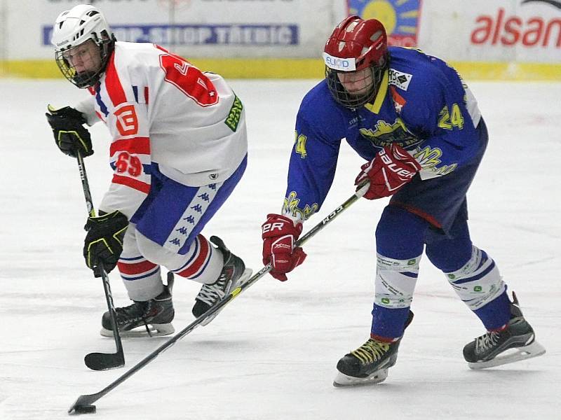 Trenér starších dorostenců Horácké Slavie (v bílém) si pochvaloval spolupráci s kolegou Romanem Mejzlíkem, koučem třebíčské juniorky. 