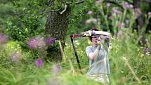 Devět dobrovolníků z řad ochránců přírody v pondělí časně ráno začalo kosit chráněná podmáčená luka se vzácnými orchidejemi poblíž Zašovic na Třebíčsku.