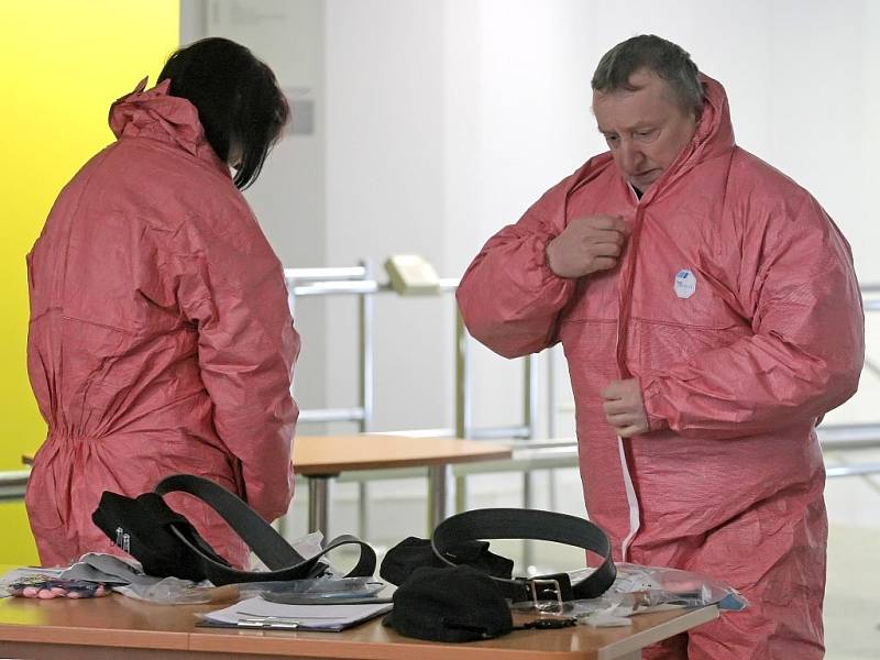 Cvičení Zóna 2013, kterého se účastní složky integrovaného záchranného systému Kraje Vysočina a Jihomoravského kraje, v pondělí začalo vznikem mimořádné události v JE Dukovany. Zaměstnanci se přesouvali do krytů a převlékali do ochranných oděvů.