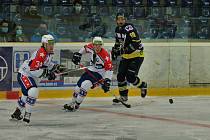 Hokejisté Třebíče (v bílém) zvládli duel v Ústí skvěle. Domů si vezou výhru 4:0.