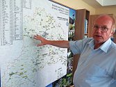 Ředitel třebíčské vodárenské společnosti Jaroslav Hedbávný ukazuje na mapě vodní zdroje na Třebíčsku.