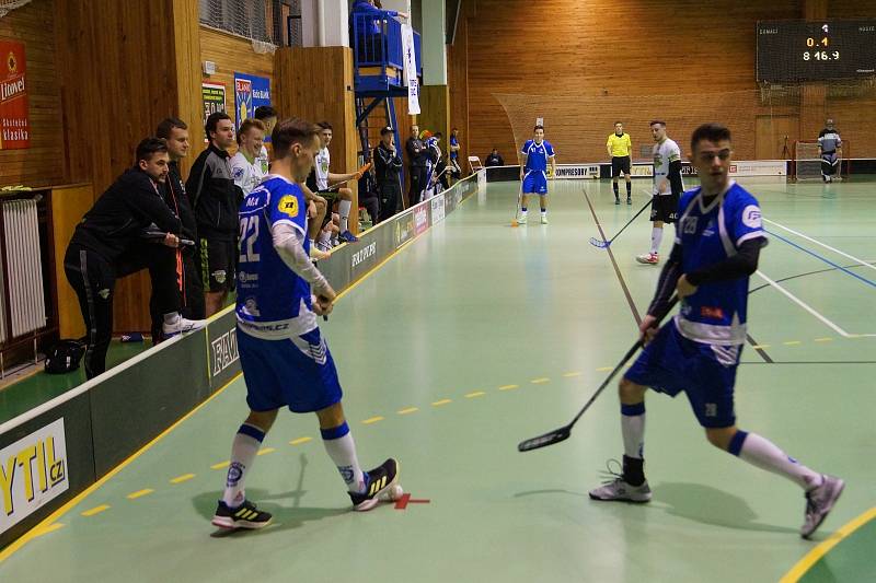 Utkání třináctého kola Národní ligy se florbalistům Třebíče (v modrém) vůbec nepovedlo. Kloboukům doma podlehli vysoko 3:14.